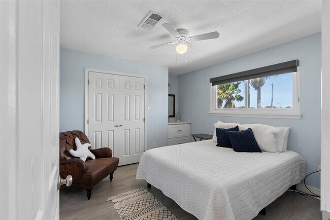 Building Photo - 7600 Seawall Blvd