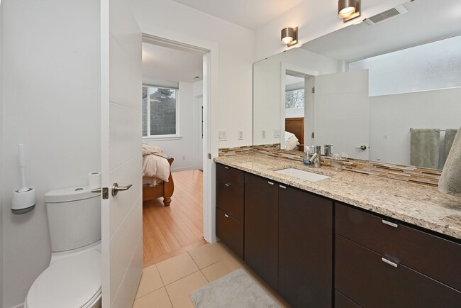 Building Photo - Ballard Townhouse - In Unit Washer/Dryer, Rooftop Deck