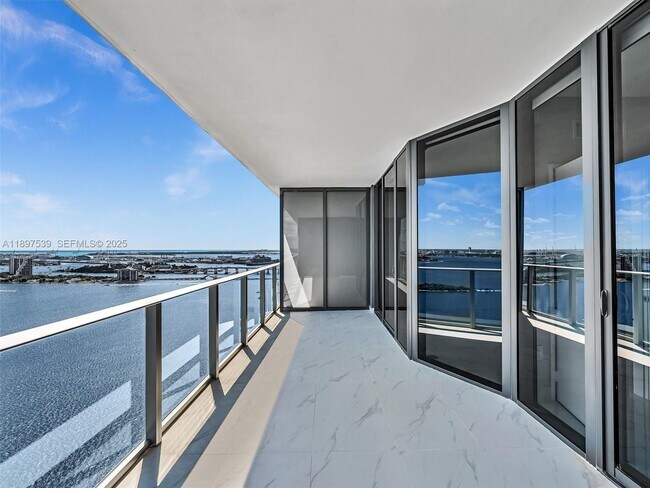 Building Photo - 700 NE 24th St