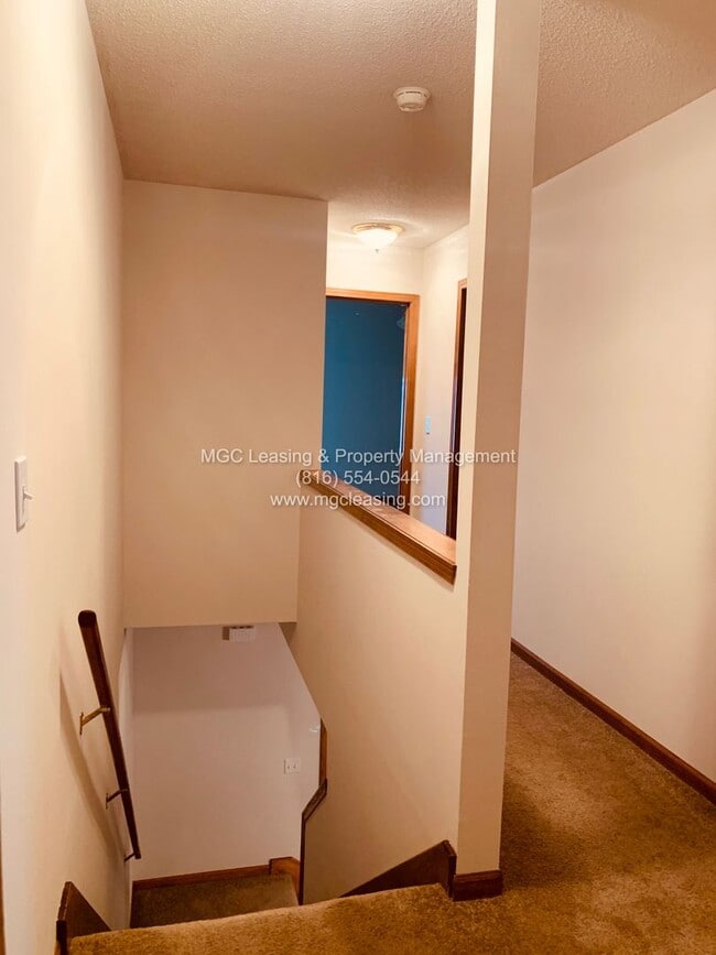 Building Photo - Spacious Raymore Townhome in Prime Remington Village Location