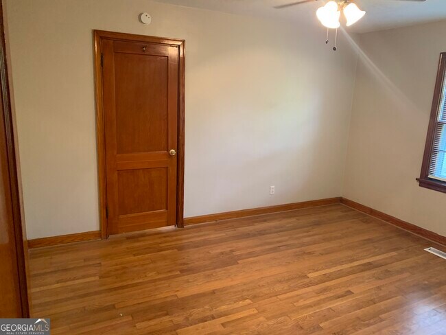 Building Photo - 3043 Cloverhurst Dr