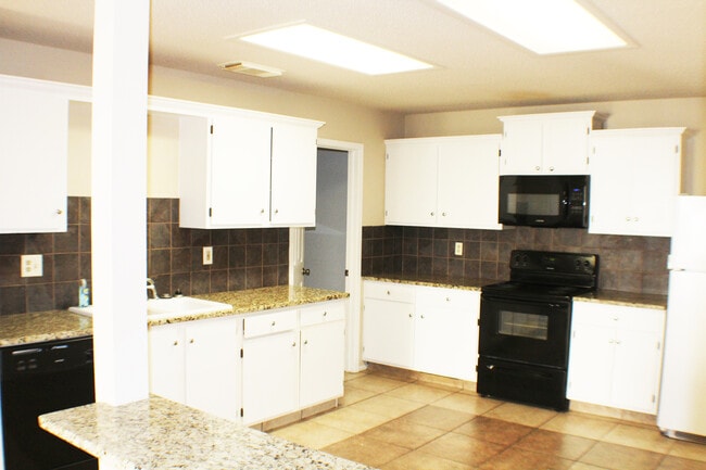 Building Photo - Lovely rental home near UTSA and USAA. Rea...