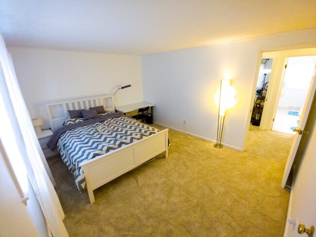 Building Photo - Newly updated 2 Bedroom Townhouse in quite...