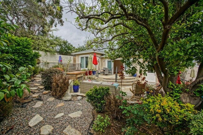 Building Photo - BEAUTIFULLY REMODELED, BRIGHT & AIRY HILLS...