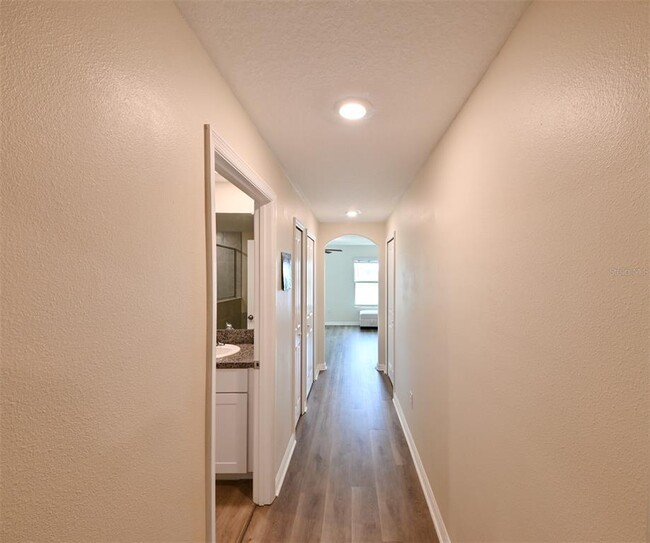 Building Photo - 736 Royal Empress Dr