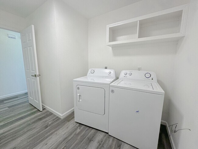 Building Photo - Available Now!  3 Bedroom, 2 Bathroom in Prime Bentonville Location, w/ Garage and Fenced-in Back...