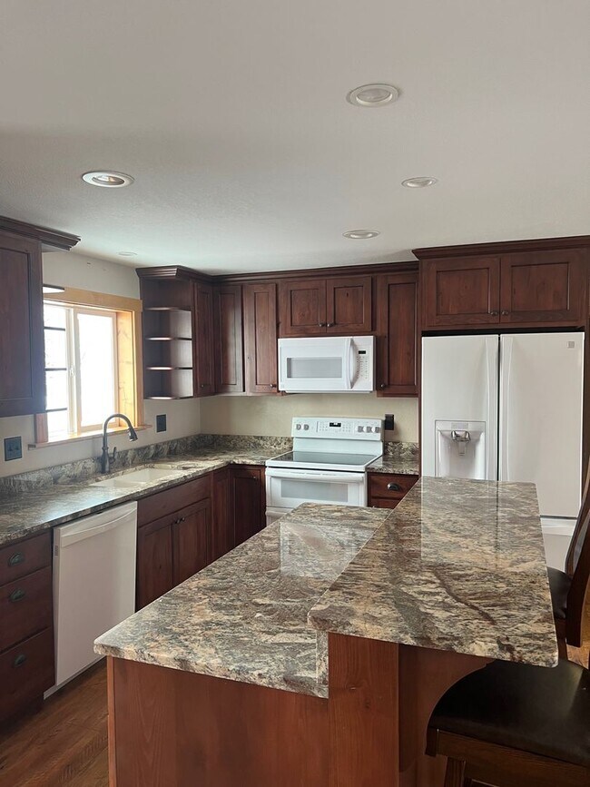 Building Photo - 702