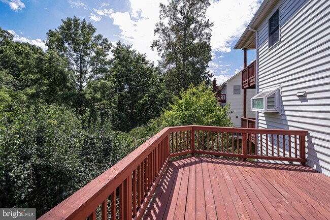 Building Photo - 6207 Woodland Lake Dr