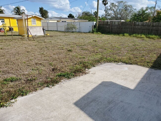 Building Photo - 25 Andora St