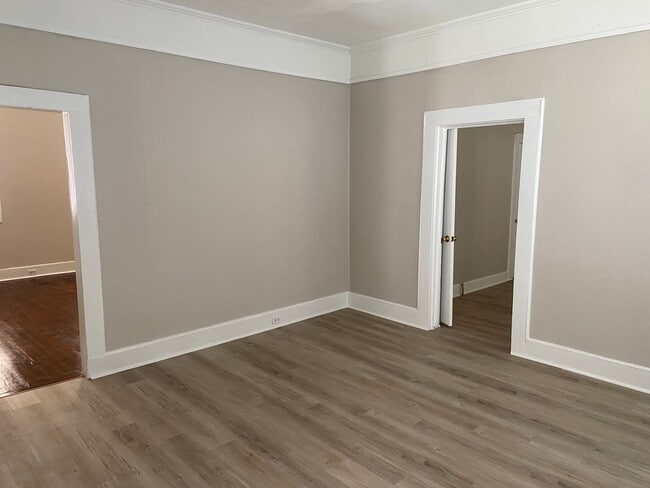 Building Photo - ***4 Bedroom / 1 Bathroom Home for Rent in...