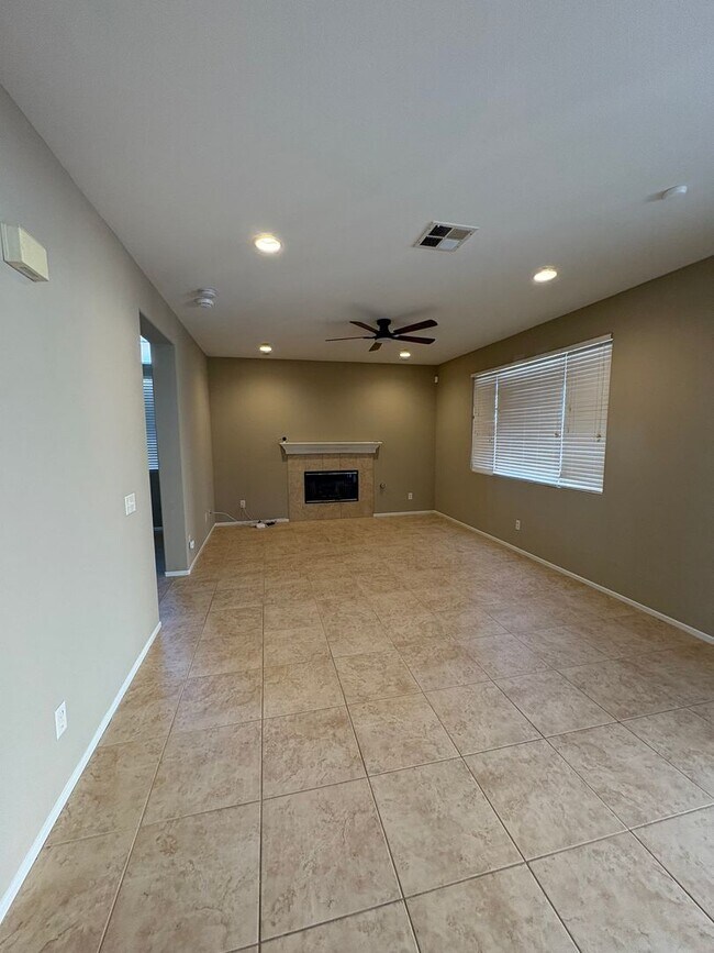 Building Photo - Beautiful 2-story home