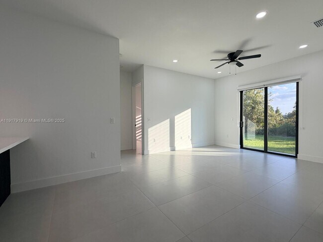 Building Photo - 1144 Mobley St E