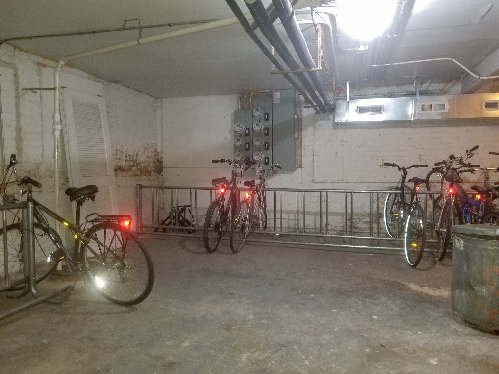 Building Photo - 927 W Sunnyside Ave