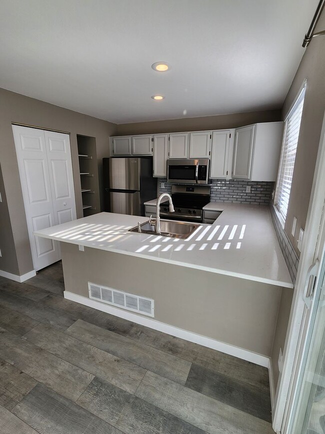 Building Photo - Beautiful Townhome at Monterey Community in Centennial!