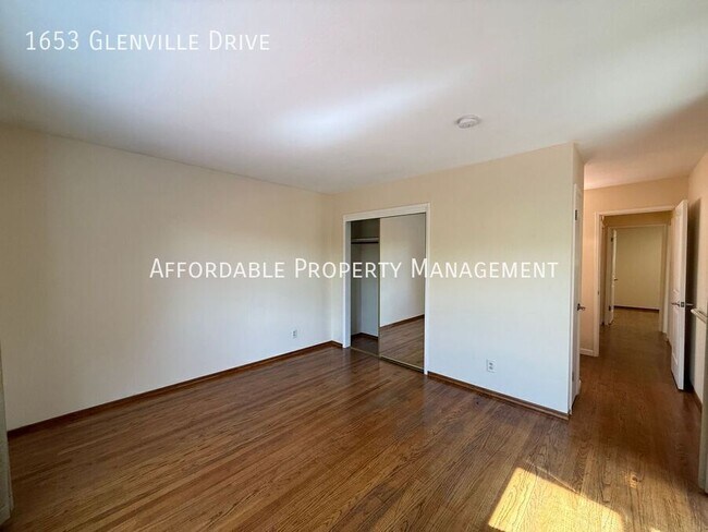 Building Photo - 1653 Glenville Dr