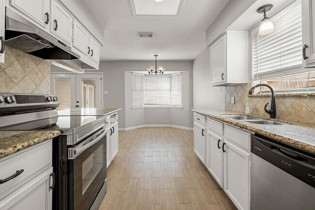 Building Photo - 16011 Hickory Knoll Dr
