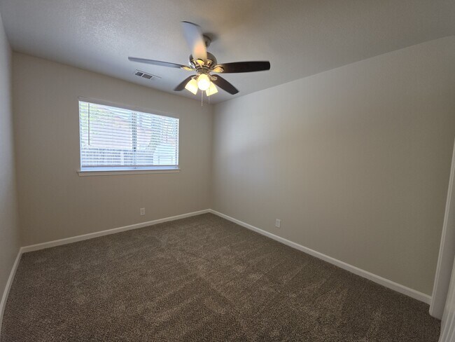 Building Photo - 3179 Sunglow Dr