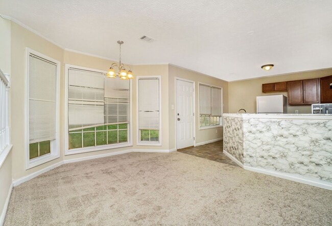 Building Photo - 3 Bedroom 2 Bath in Stone Mountain