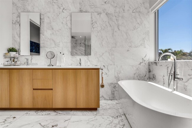 Building Photo - 230 W McIntyre St