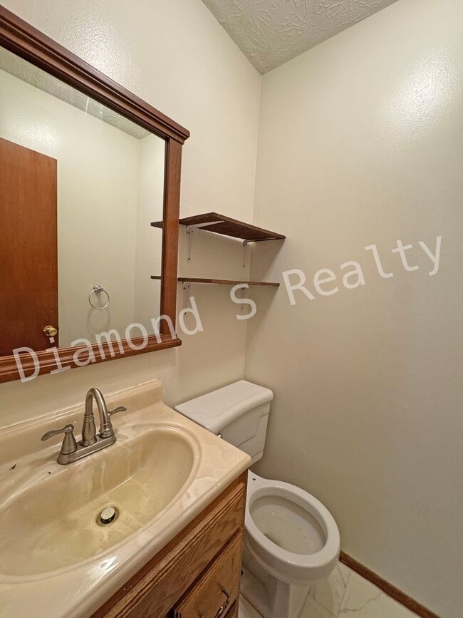 Building Photo - Great Location - 3 Bedroom/1 Bath Home for Lease!