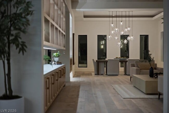 Building Photo - 2401 Driftwood Dr