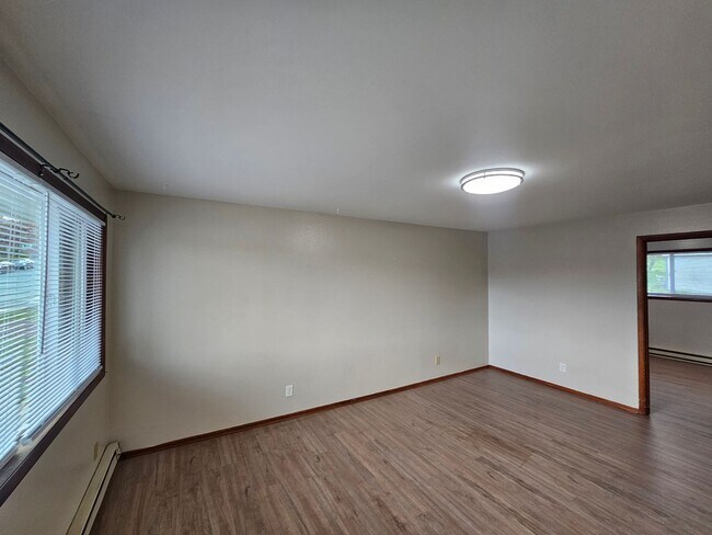 Building Photo - 2bed/1bath 2 block from EWU Campus with free parking!  $750 move in fees waived