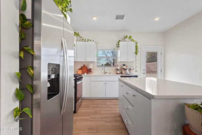 Building Photo - 444 Deserts Dr