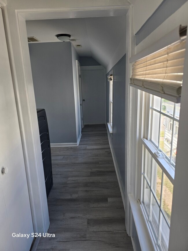 Building Photo - BEAUTIFULLY RENOVATED 2 BEDROOMS WITH BALCONY