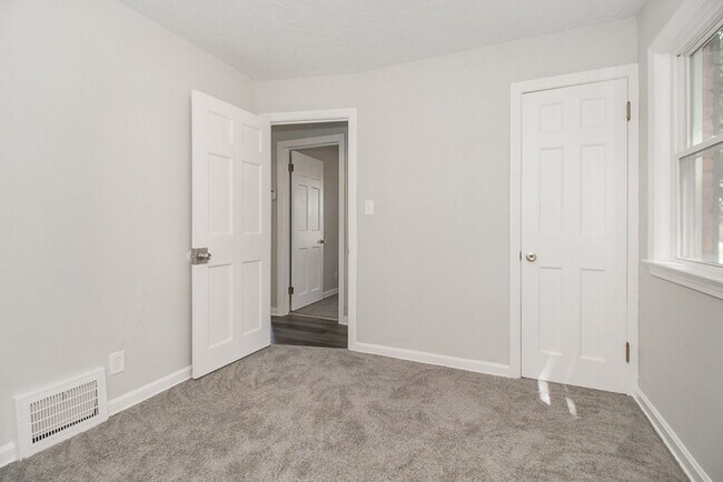 Building Photo - Fully Updated Home For Rent in Euclid