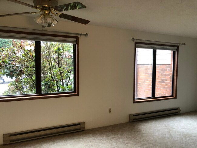 Living/Dining Room - 5902-5920 SE Milwaukie Ave