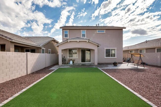 Building Photo - Spacious 5 Bedroom Home in Beautiful Chand...