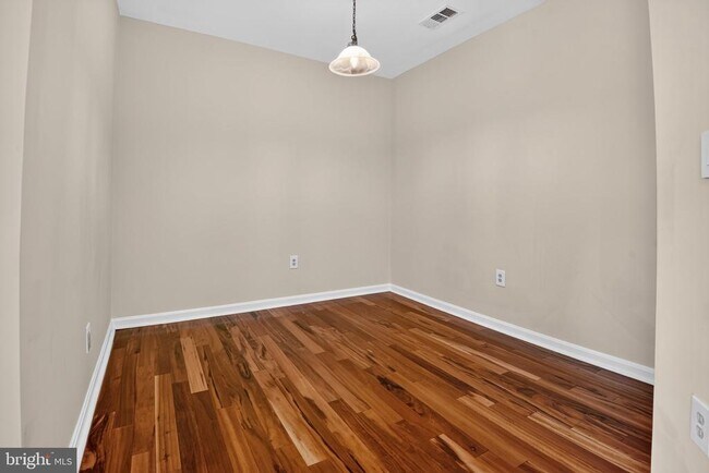 Building Photo - 801 S Greenbrier St