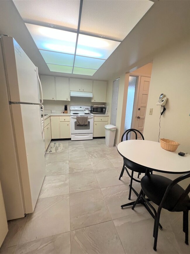 Building Photo - Nokomis/Osprey Area -- Close to beautiful ...