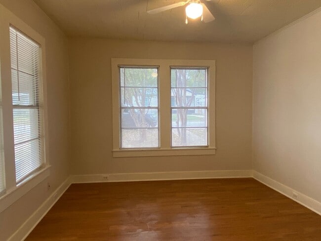 Building Photo - CUTE 2 BEDROOM