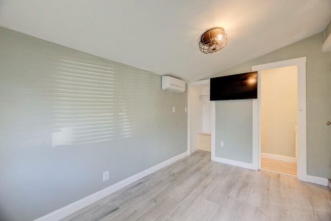 Building Photo - 1317 SW 31st St