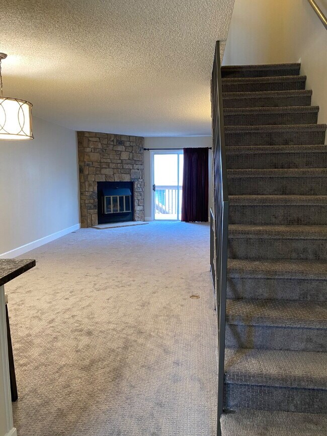 Building Photo - PENDING APPLICATION. **Move in Specials, $$ off rent!* *Beautifully remodeled townhome near Cherr...