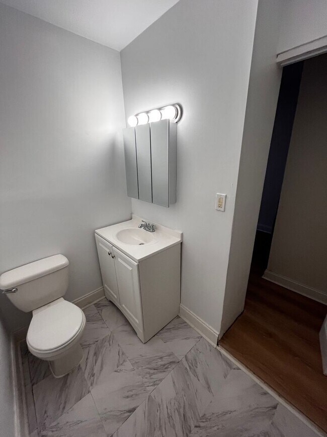 Building Photo - Spacious studio in a great area in fishtown