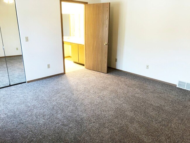 Building Photo - 4-Plex Located