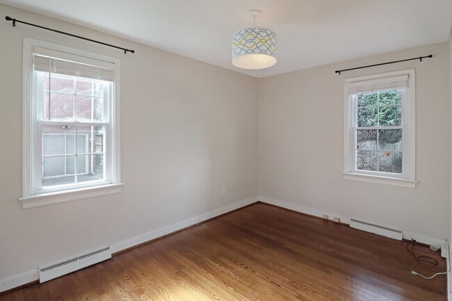 Building Photo - Dreamy 4 Bed, 2 Bath Cape Cod in Sauer's Garden Available Now!