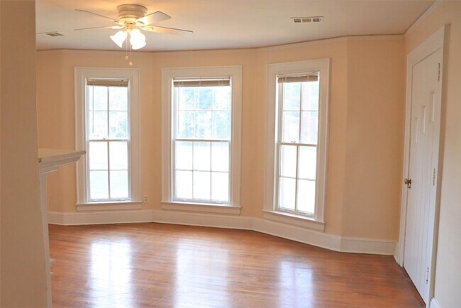 Building Photo - 2- Bedroom Bungalow Beauty