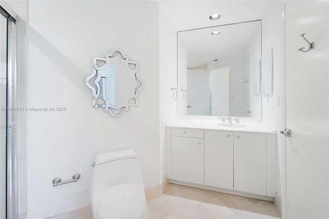 Building Photo - 300 South Pointe Dr