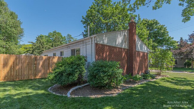Building Photo - 2820 Hollywood Dr