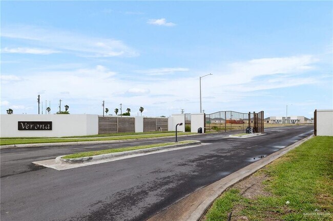 Building Photo - 11 Petri Dr