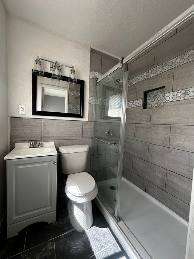 Building Photo - 2206 Lyndale Dr