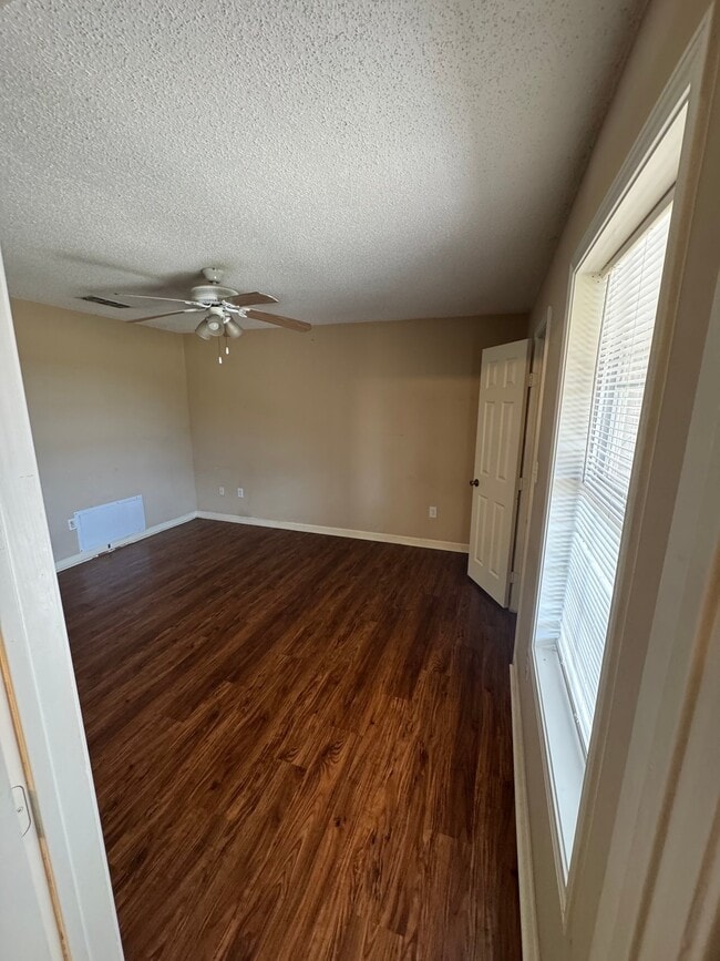 Building Photo - 105 Harmon Cir