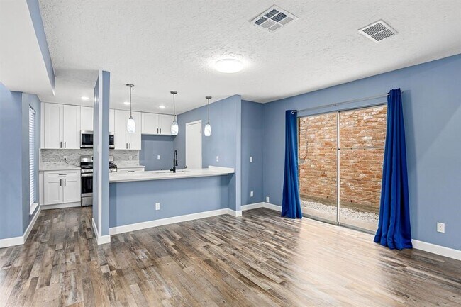 Building Photo - 12805 Westpark Dr