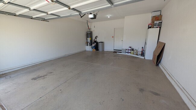 Building Photo - 4 Bedroom Home in Lantana Village Near E Ocotillo Rd. and S McQueen Rd!