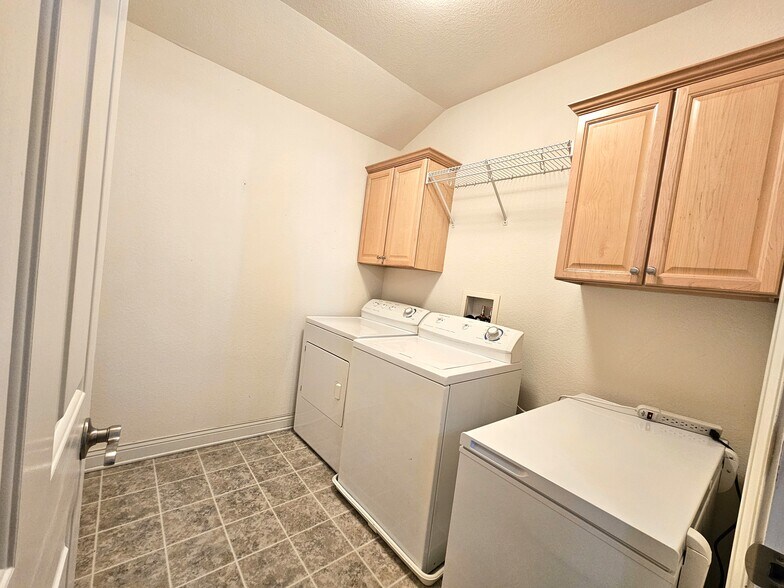 Building Photo - 1850 Stoney Ln