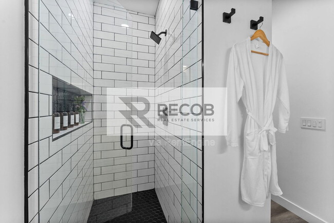 Building Photo - 832 Desty St