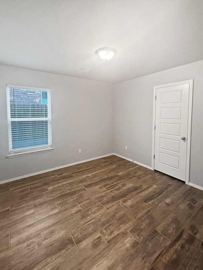 Building Photo - Modern 3-Bedroom Home in Gated Seven Oaks South